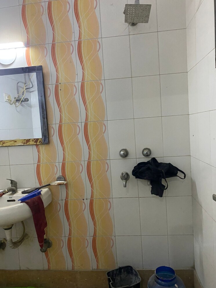 Bathroom, paschim vihar 2 Bedroom 900 Sq.Ft. Builder Floor In Paschim Vihar Delhi 8027610