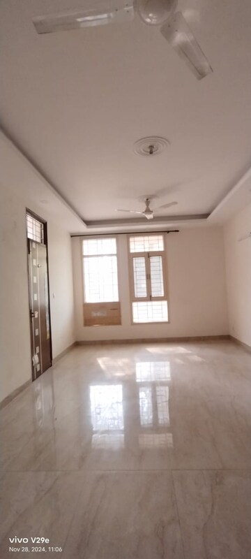 Room in 3 BHK Builder Floor at Unitech South City II, Sector 50 – for Rent