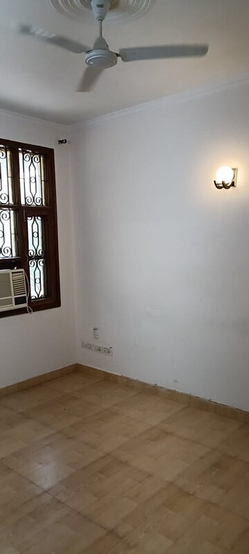 Room in 3 BHK Builder Floor at Unitech South City II, Sector 50 – for Rent