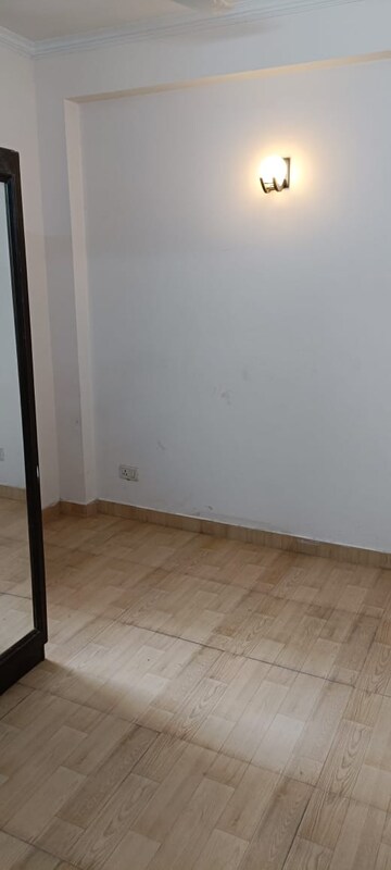 Room in 3 BHK Builder Floor at Unitech South City II, Sector 50 – for Rent