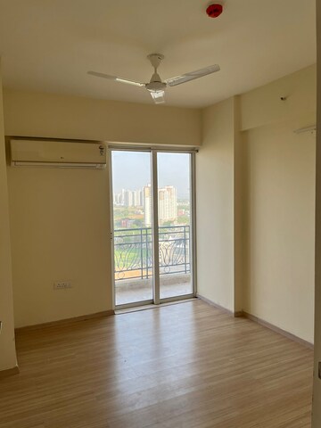 Room in 3 BHK Apartment at DLF Regal Gardens, Sector 90 – for Rent