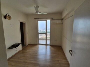 Room in 3 BHK Apartment at DLF Regal Gardens, Sector 90 – for Rent