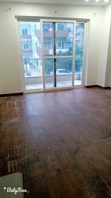 Room in 3 BHK Apartment at Orchid Petals, Sector 49 – for Sale