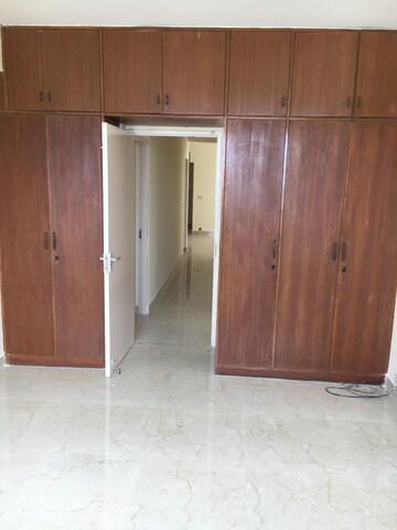 Room in 4 BHK Apartment at DLF Ridgewood Estate, Dlf Phase iv – for Rent