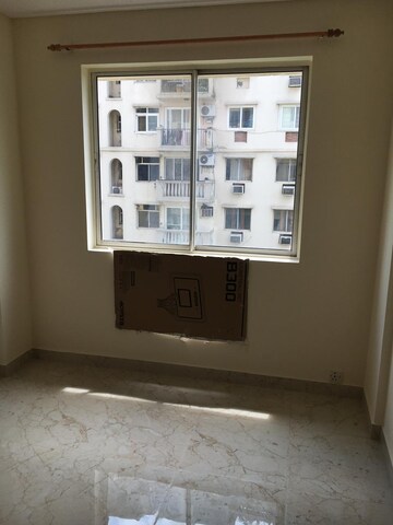 Room in 4 BHK Apartment at DLF Ridgewood Estate, Dlf Phase iv – for Rent
