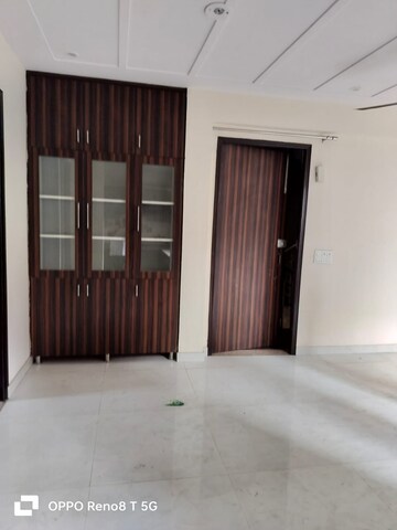 Room in 3 BHK Apartment at DLF Exclusive Floors, Sector 53 – for Rent
