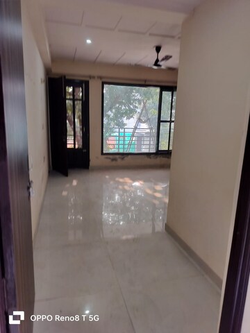 Room in 3 BHK Apartment at DLF Exclusive Floors, Sector 53 – for Rent
