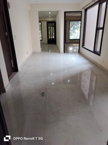 Room in 3 BHK Apartment at DLF Exclusive Floors, Sector 53 – for Rent
