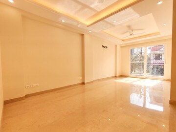 Room in 3 BHK Apartment at DLF Exclusive Floors, Sector 53 – for Rent