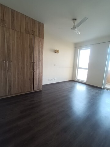 Room in 2.5 BHK Apartment at Ireo The Corridors, Sector 67a – for Rent