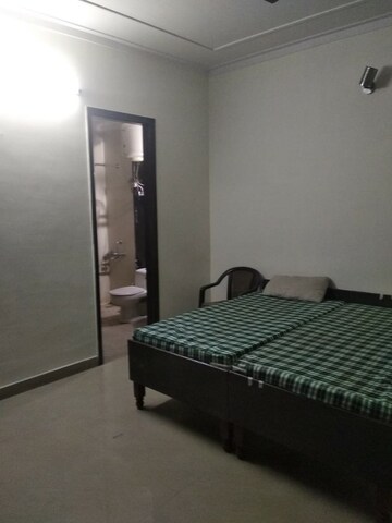 Bedroom in 4 BHK Apartment at Old DLF Colony, Sector 14 – for Rent