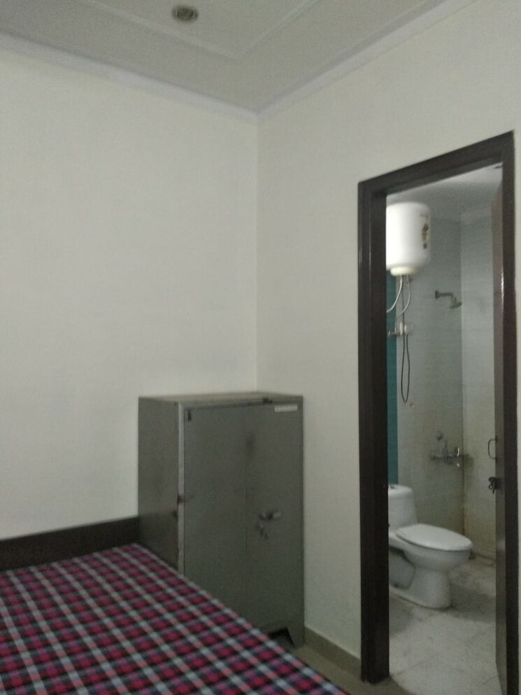Room, old-dlf-colony 4 Bedroom 2000 Sq.Ft. Apartment In Sector 14 Gurgaon 8028331