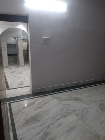Room in 2 BHK Apartment at Paschim Vihar – for Rent