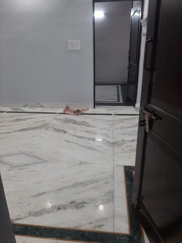 Room in 2 BHK Apartment at Paschim Vihar – for Rent