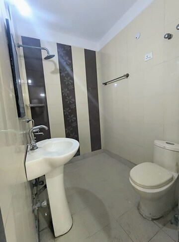 Master Bedroom in 3 BHK Independent House at Ansal Plaza Sector-23, Sector 23 – for Rent