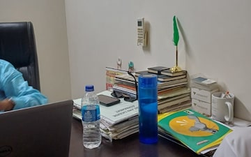 Shop For Rent in Express Zone, Malad East