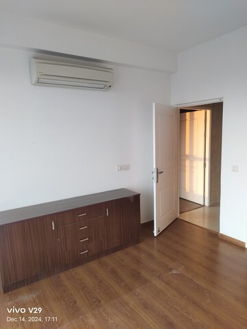 Room in 3 BHK Apartment at Conscient Heritage One, Sector 62 – for Rent