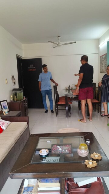 Master Bedroom in 2 BHK Apartment at Kurla West – for Rent