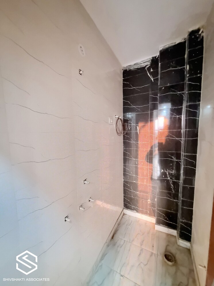 Bathroom, laxmi nagar 3 Bedroom 100 Sq.Yd. Builder Floor In Laxmi Nagar Delhi 8028895