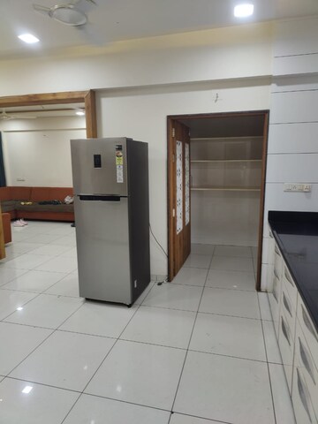 Furnished Amenities in 3 BHK Apartment at Vaishnodevi Circle – for Rent