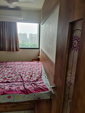 Room in 3 BHK Apartment at Vaishnodevi Circle – for Rent