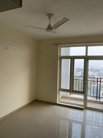 Room in 3 BHK Apartment at Omaxe R2, Gomti Nagar – for Rent