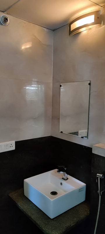 Room in 2 BHK Apartment at Gomti Nagar – for Rent