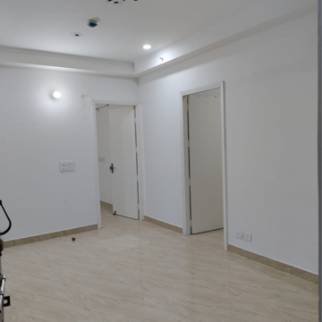 Room in 2 BHK Apartment at Gaur City 6th Avenue, Gaur City 1 – for Rent