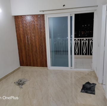 Room in 2 BHK Apartment at Gaur City 6th Avenue, Gaur City 1 – for Rent