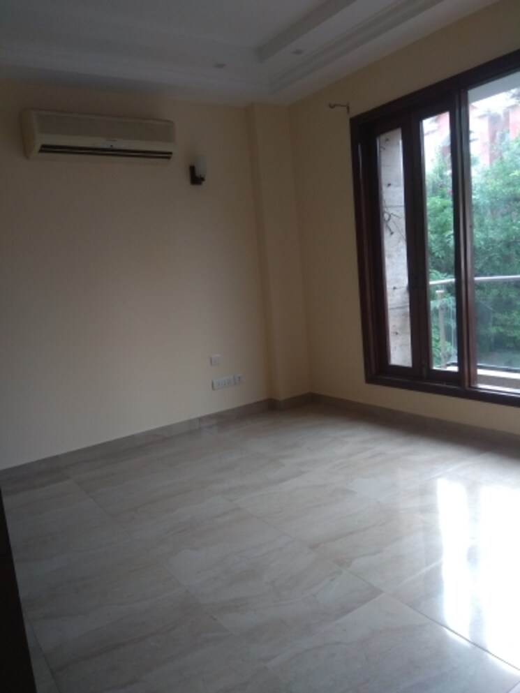 Room, new friends colony 6 Bedroom 500 Sq.Yd. Independent House In New Friends Colony Delhi 8029383