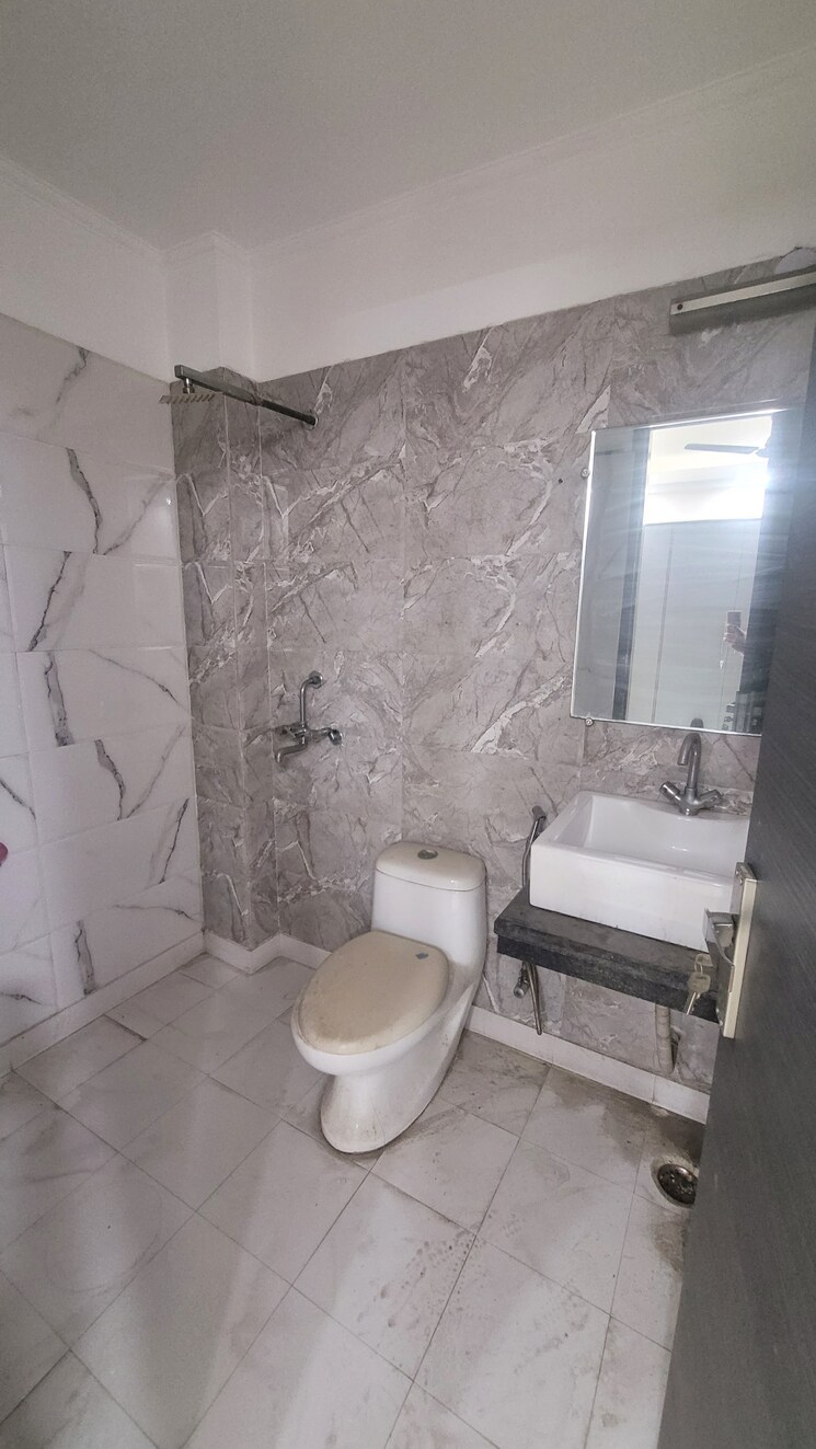 Bathroom, dilshad colony 3.5 Bedroom 1600 Sq.Ft. Builder Floor In Dilshad Colony Delhi 8029431
