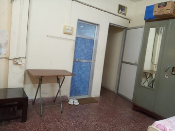 Team Area in 1 BHK Apartment at Bandra West – for Rent
