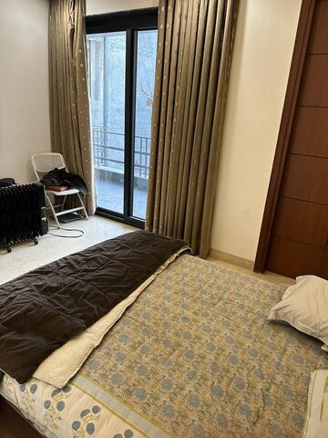 Master Bedroom in 4 BHK Builder Floor at DLF Atria, Dlf Phase ii – for Rent