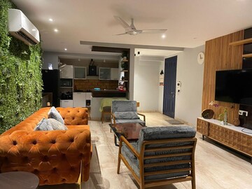 Living Room in 4 BHK Builder Floor at DLF Oakwood Estate, Dlf Phase ii – for Rent