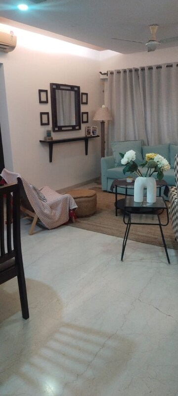 2 BHK Apartment For Rent in Khar West