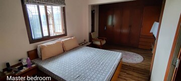Bedroom in 3.5 BHK Apartment at Santacruz West – for Rent