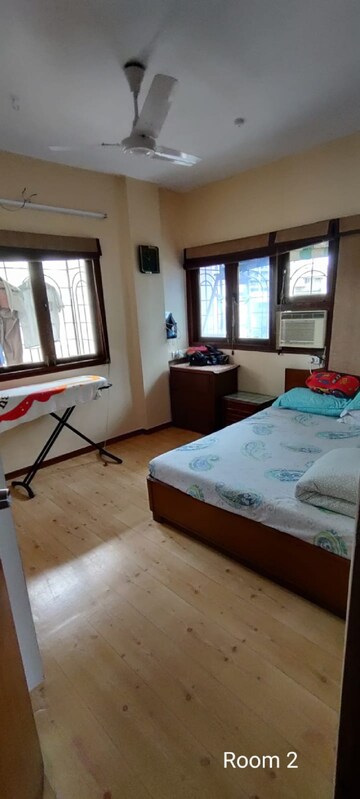 Bedroom in 3.5 BHK Apartment at Santacruz West – for Rent