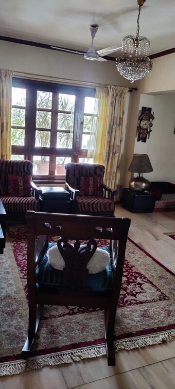Living Room in 3.5 BHK Apartment at Santacruz West – for Rent