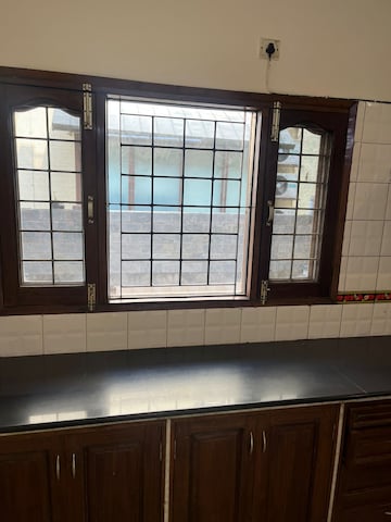 Room in 3 BHK Builder Floor at Unitech South City 1, South City 1 – for Rent