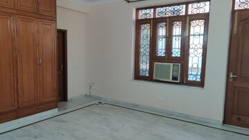 Room in 3 BHK Builder Floor at Unitech South City 1, South City 1 – for Rent