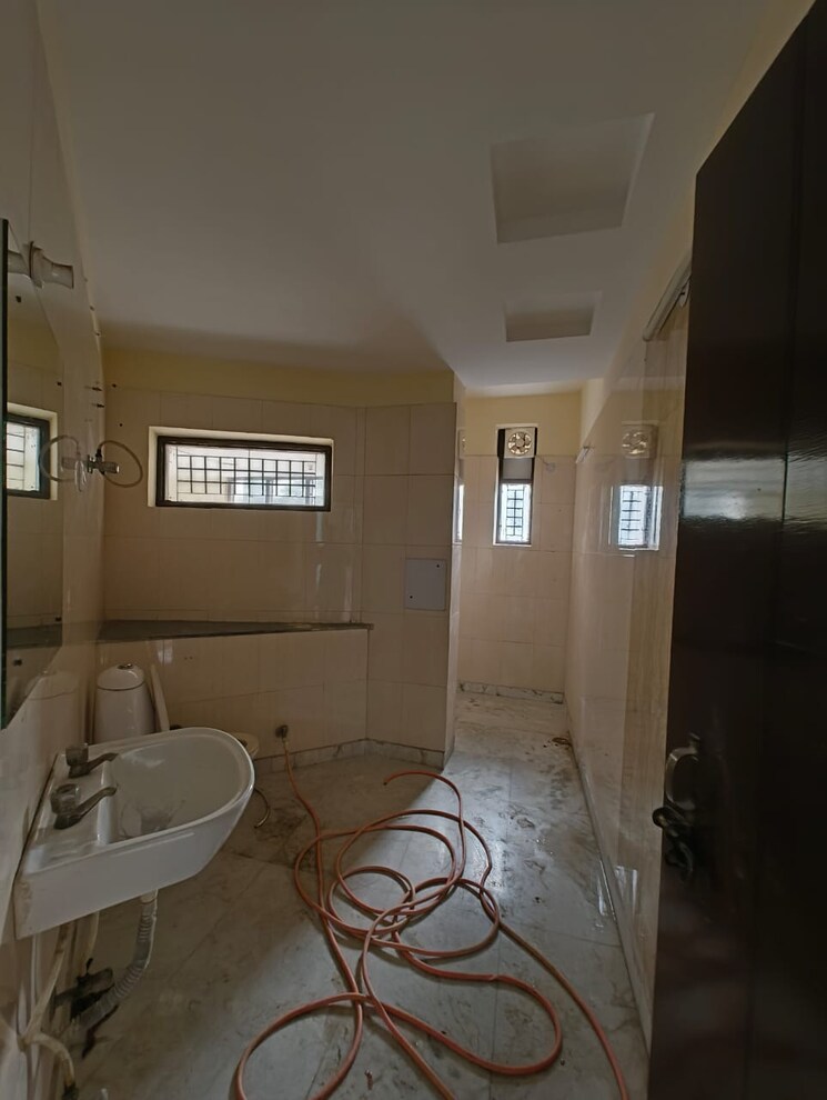 Bathroom, griha-pravesh 3 Bedroom 2569 Sq.Ft. Apartment In Sector 77 Noida 8029647