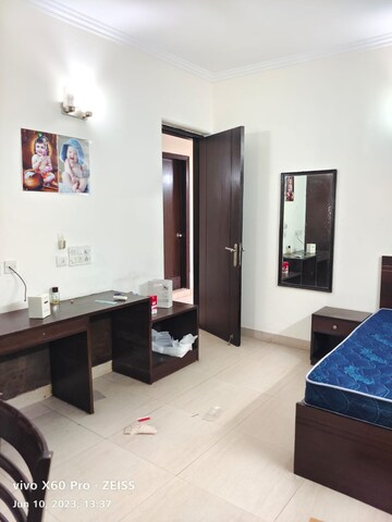 Bedroom in 2 BHK Builder Floor at DLF Oakwood Estate, Dlf Phase ii – for Rent