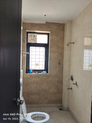 Bathroom in 2 BHK Builder Floor at DLF Oakwood Estate, Dlf Phase ii – for Rent