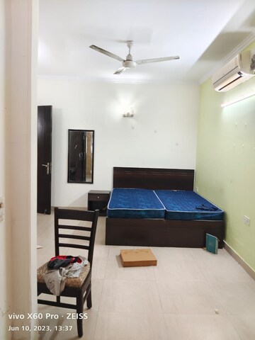 Master Bedroom in 2 BHK Builder Floor at DLF Oakwood Estate, Dlf Phase ii – for Rent