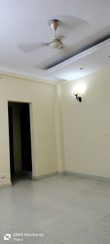 Room in 4 BHK Apartment at Supertech Cape Town, Sector 74 – for Rent