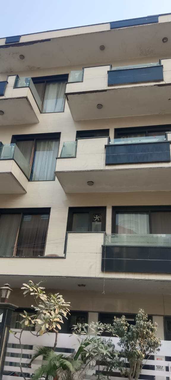 6+ BHK + Servant Room Villa For Sale in RWA Apartments Sector 19