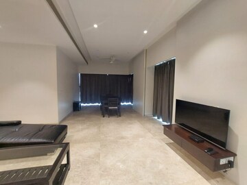 Room in 3 BHK Apartment at Indiabulls Sky, Lower Parel – for Rent
