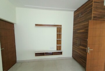 Room in 3 BHK Builder Floor at Dehrakhas – for Rent