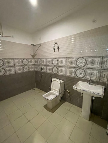 Attached Bathroom in 3 BHK Builder Floor at Dehrakhas – for Rent