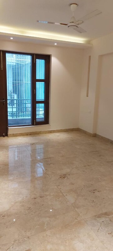 Room in 3 BHK Builder Floor at Unitech South City II, Sector 50 – for Rent